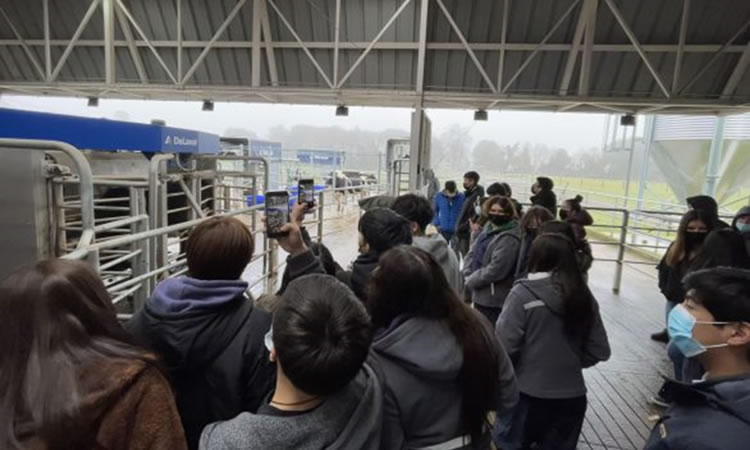 Estudiantes del Liceo Adolfo Matthei visitan el Centro de Investigación INIA Remehue