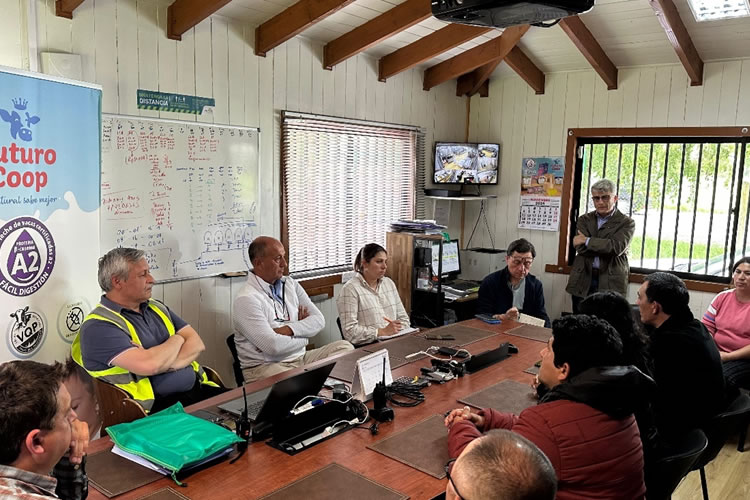 Delegación peruana visita FuturoCoop para explorar avances en sostenibilidad e innovación láctea