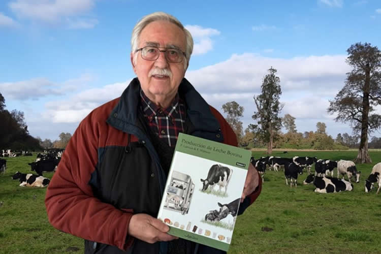 Presentan impresión de prueba del libro Producción de Leche Bovina