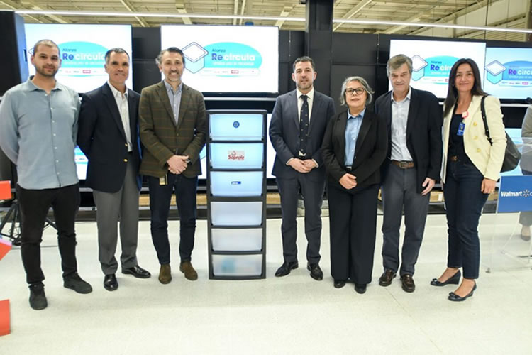 Envases de yogurt y postres se transforman en estantes modulares