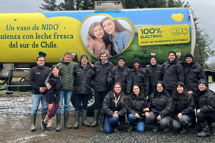 Nestlé presenta primer camión eléctrico para transportar leche fresca