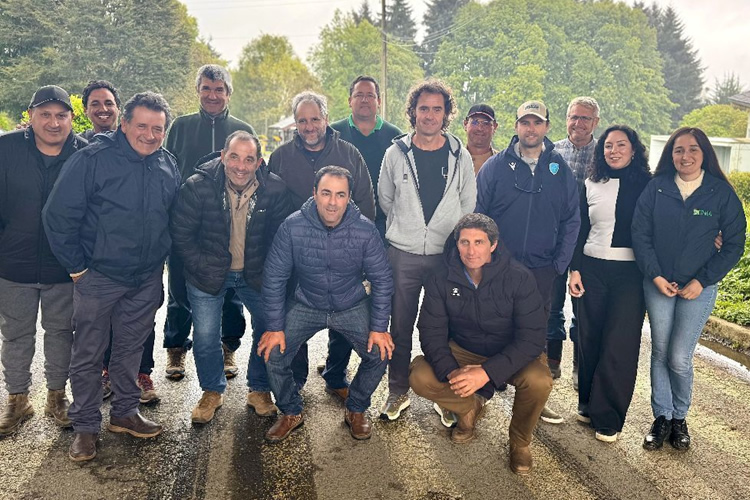 Productores lecheros uruguayos visitan INIA Remehue