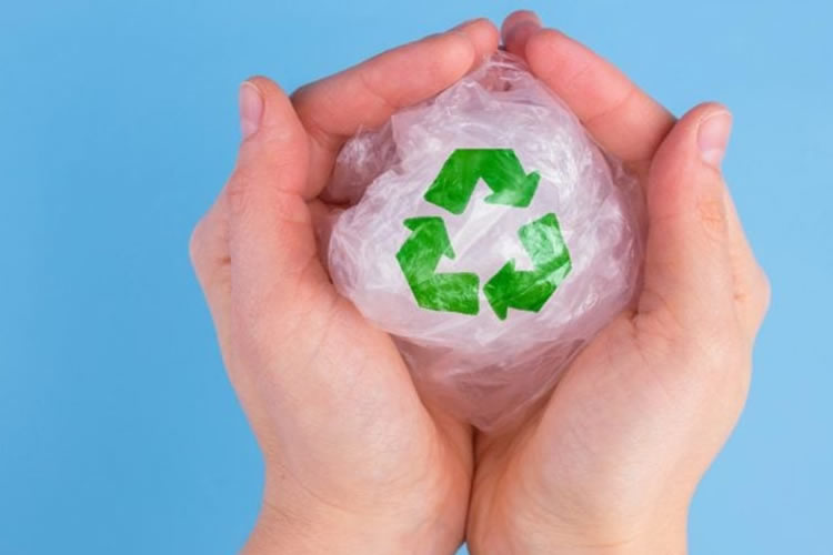 Científicos convierten la leche en plástico biodegradable que desaparece en el suelo