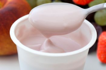 Chilenos consumen 14 litros de yogur al año y lideran en Latinoamérica