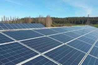 La innovadora apuesta del productor local que abastece su predio lechero con una planta solar