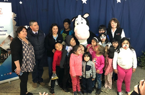 Aproleche Osorno comparte momento navideño con niños