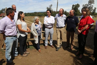 Ministros Walker y Briones visitan a lecheros de Los Ríos 