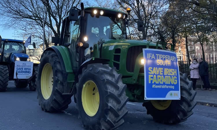 Agricultores irlandeses protestan contra los planes del gobierno, acusan retórica vacía y objetivos elevados en Plan de Acción Climática