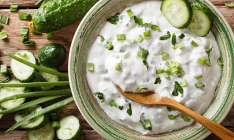 Ensalada de yogurt con pepino, deleita una receta fresca y saludable