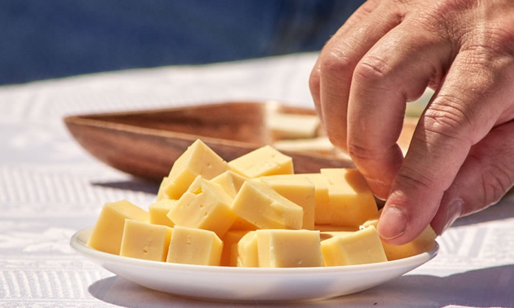 Con vino y galletas: el gran momento del queso en Chile