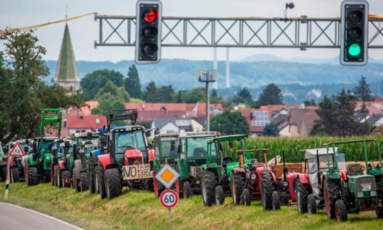 Agricultores y granjeros declaran una “guerra de estiércol” en varios países de Europa