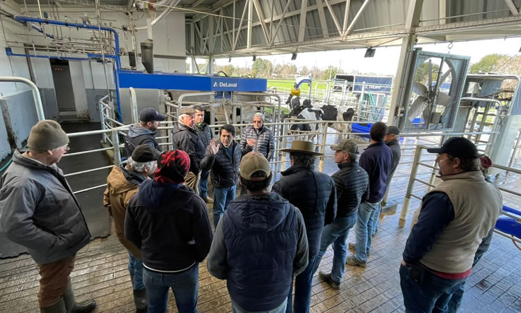 Temas que interesan a productores de leche: cambio climático, gases invernadero y robots de ordeña