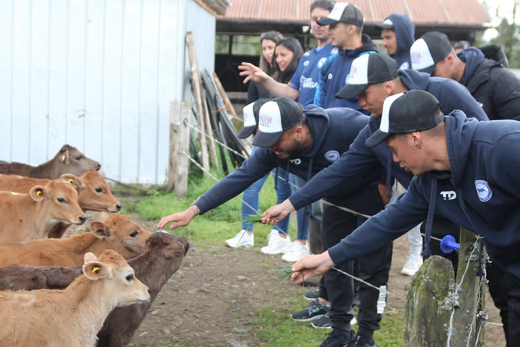 Jugadores y cuerpo técnico de Provincial Osorno conocen de primera fuente el trabajo de los lecheros 