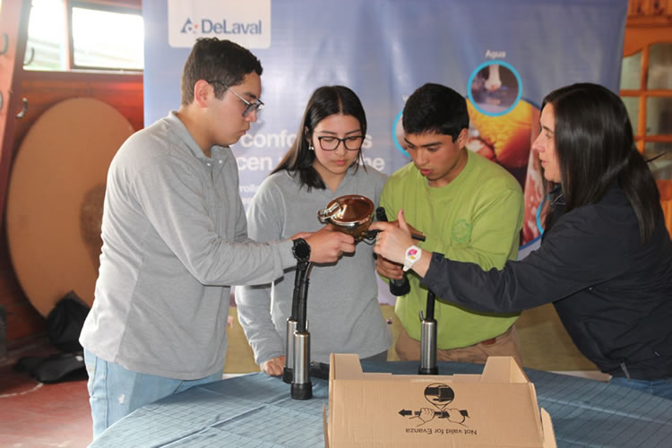 Jóvenes de liceos agrícolas participan en la primera versión de "Los Juegos de la Leche" en Fisur 2022