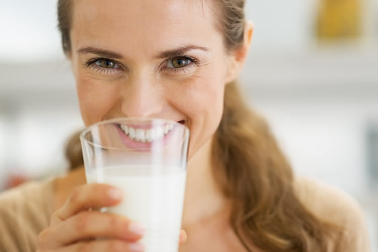 Tus dientes piden lácteos por cuatro motivos (y no hablamos solo de calcio)