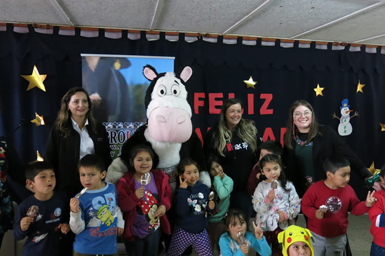 Aproleche Osorno dona lácteos a la Escuela Rural de Bahía Mansa 
