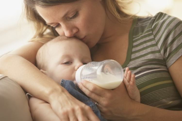 En medio de la escasez de fórmula infantil en EE. UU., la exportación de leche en polvo nutricional de Irlanda se multiplicó por tres 