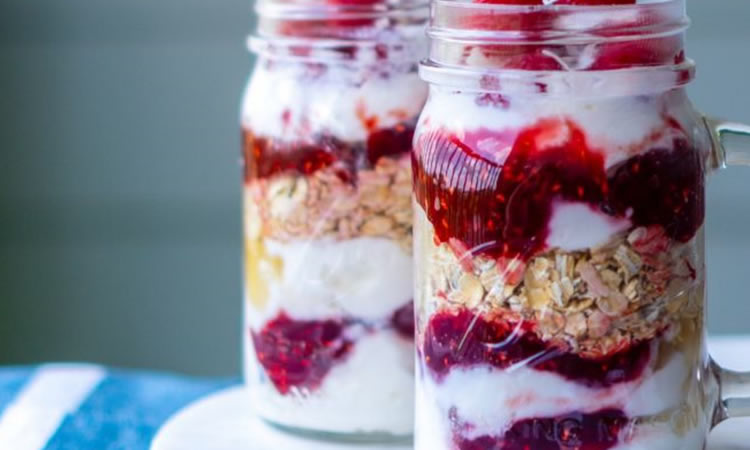 Yogurt de avena con frutas, una opción rápida y deliciosa para las mañanas