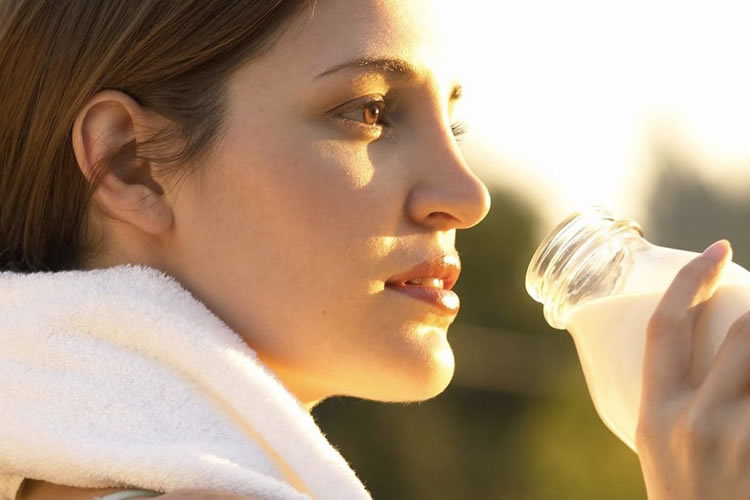 La leche tiene lactosa de azúcar, proteínas y grasas que ayudan a que hidrate mejor que el agua.