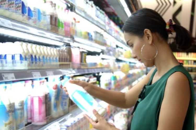 Alza en el precio de la leche preocupa a consumidores: gremio reconoce baja en la producción