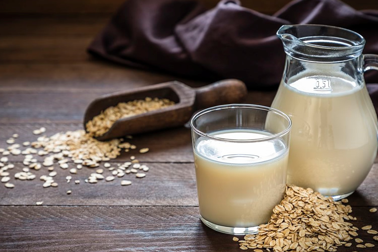 Los potentes beneficios de tomar avena con leche