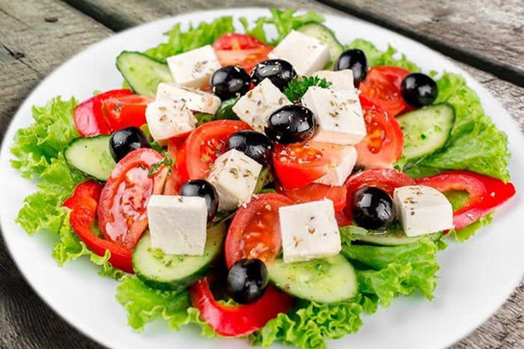 Consumir queso en la ensalada podría mantener aporte nutricional sin alterar beneficios biológicos