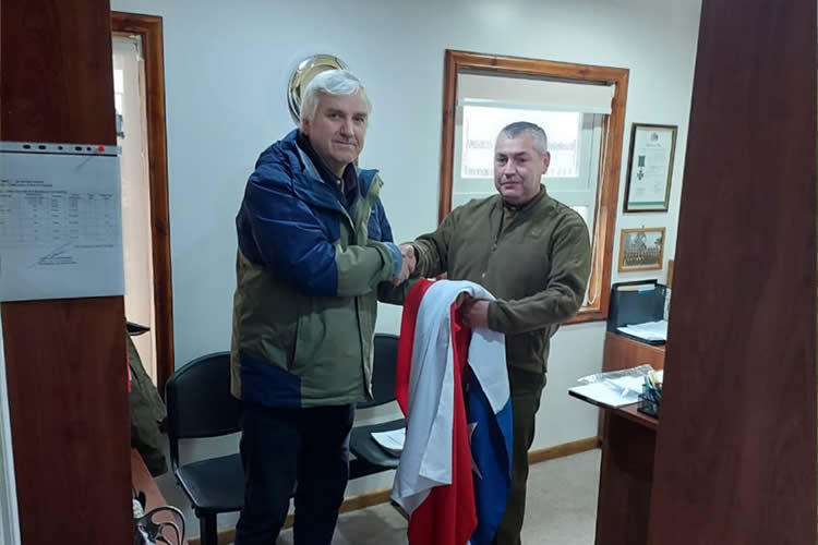 Agrollanquihue entrega bandera chilena a retén de Nueva Braunau