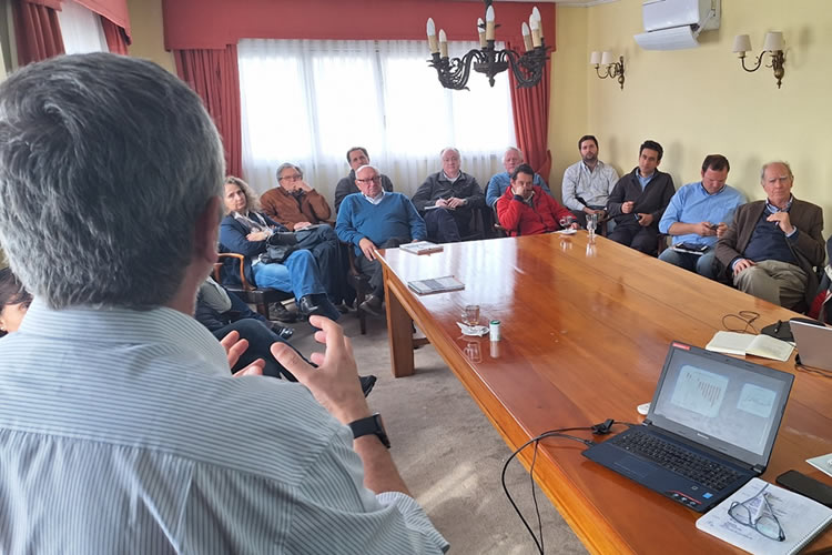 Productores de la zona centro participan de charlas de actualización y análisis de la coyuntura lechera 