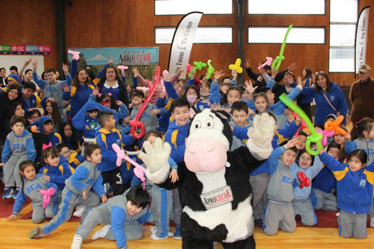Estudiantes osorninos festejan el Día Mundial de la Leche Escolar