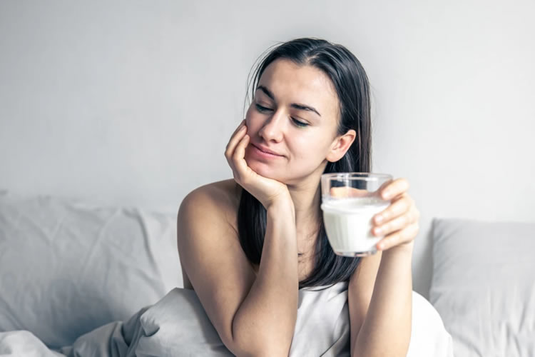 Sí, un vaso de leche caliente puede ayudarte a dormir