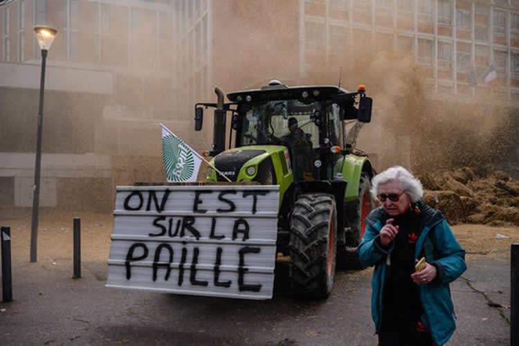 Los agricultores franceses arrojan estiércol y productos podridos en protesta por las políticas agrícolas