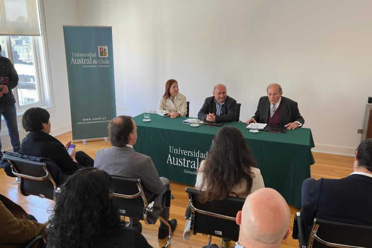 Universidad Austral de Chile y Cooperativas del Sur firman convenio para fortalecer la educación cooperativa