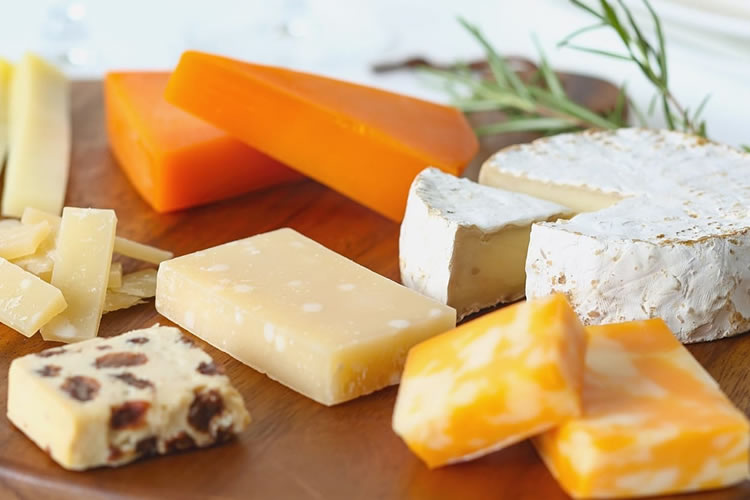 Comer queso al menos una vez a la semana podría reducir en un 24% el riesgo de demencia