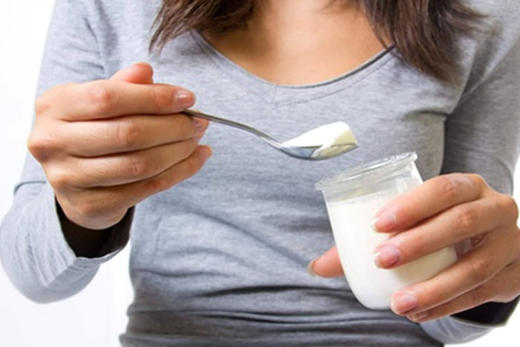 El yogur se consolida como aliado estratégico de la salud femenina