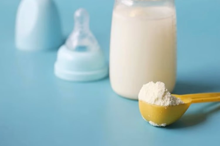 Sernac busca compensación para familias que compraron leche infantil Alula Gold