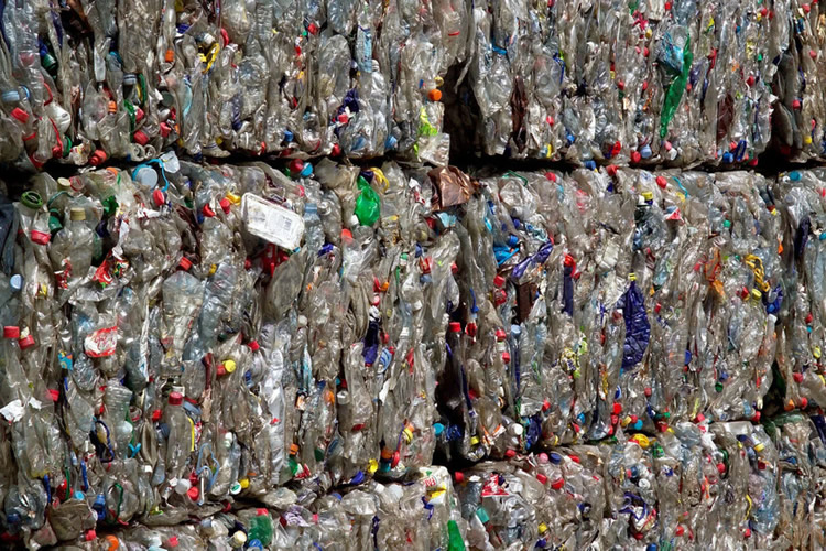  El ambicioso proyecto de ingeniería en Shanghái que recicla 6.000 botellas de leche desechadas para construir una resistente carretera universitaria