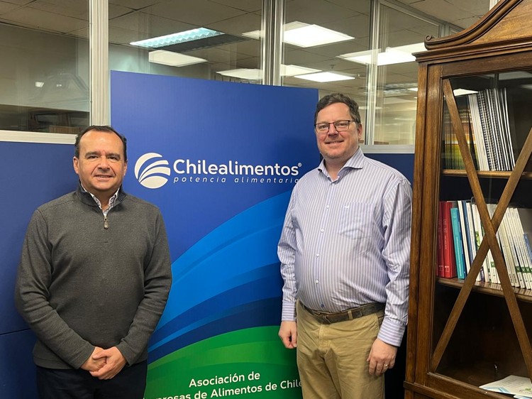 Fedeleche se reúne con presidente de Chilealimentos con miras a fortalecer la producción nacional 