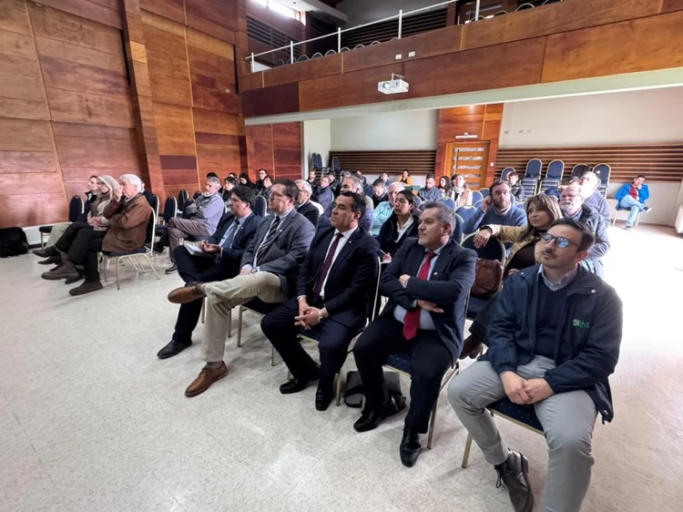 Seremis de Agricultura de Los Ríos y Los Lagos valoran aporte de INIA Remehue y Fedeleche en reducción de gas metano en producción lechera